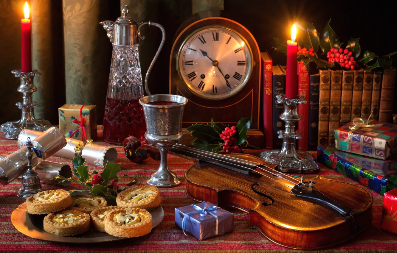 Фото обои вино, скрипка, часы, бокал, книги, свечи, печенье, подарки