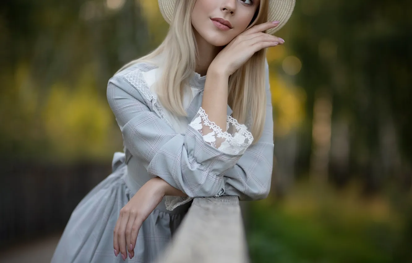 Фото обои шляпа, блондинка, размытый фон, Евгения Фёдорова