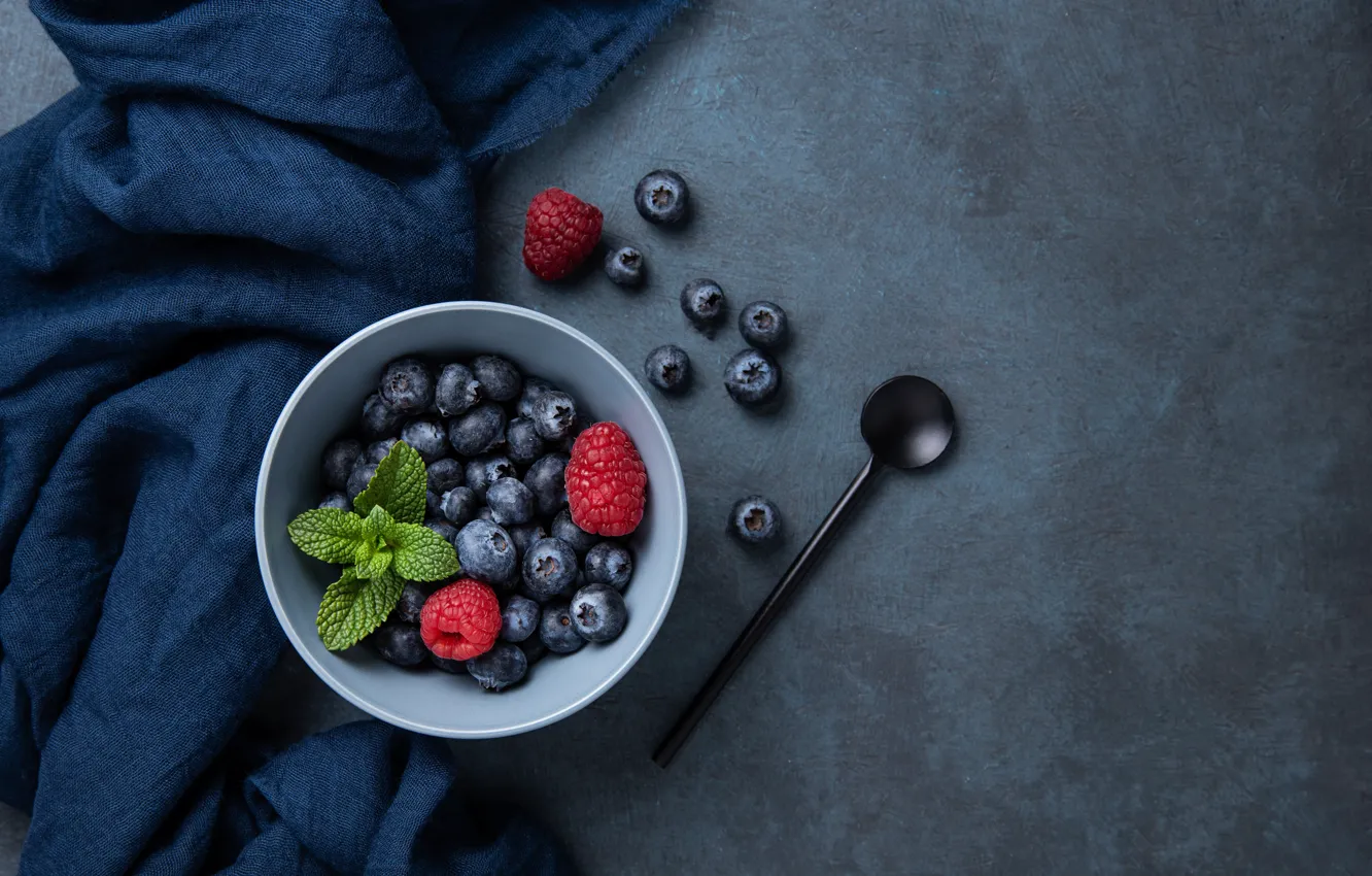 Фото обои ягоды, малина, черника, ложка, миска, мята, Natasha Breen