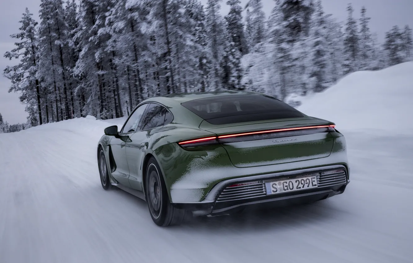 Фото обои снег, Porsche, зелёный, зимняя дорога, 2020, Taycan, Taycan 4S
