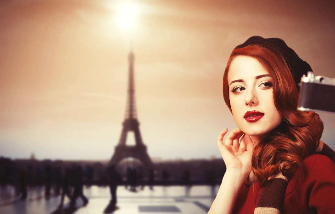 Фото обои взгляд, девушка, фон, Париж, фотоаппарат, рыжая, красные губы