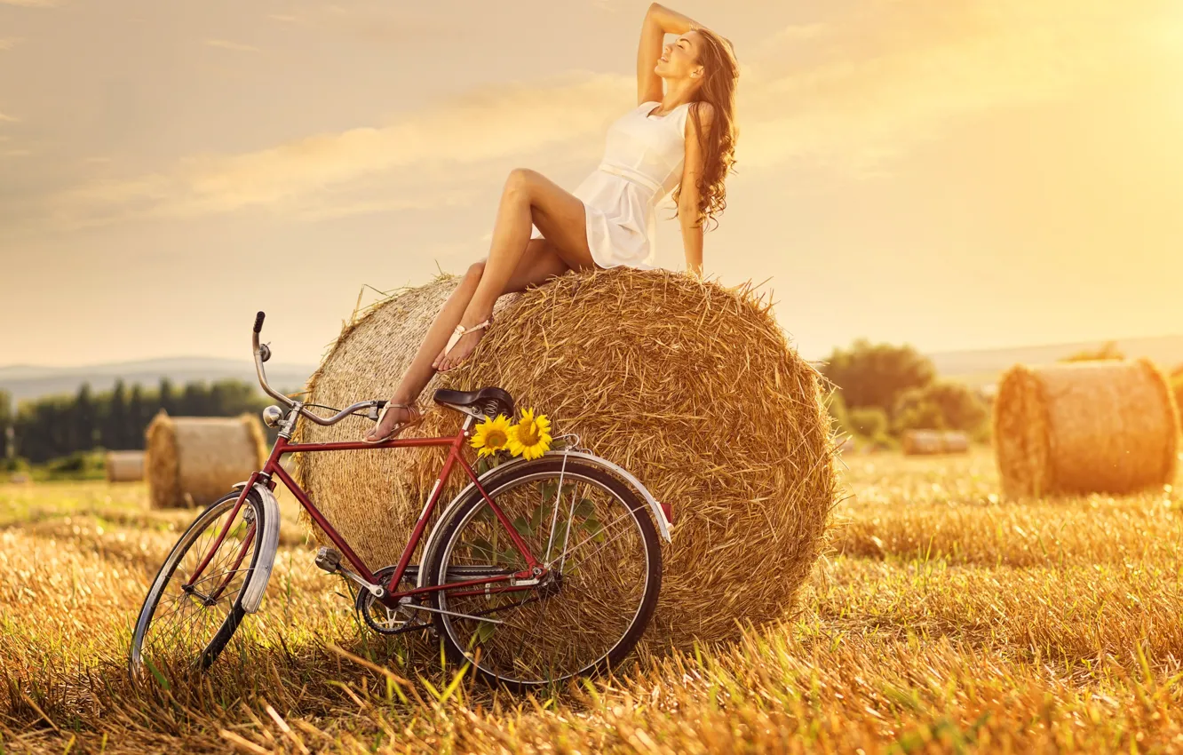 Фото обои девушка, цветы, велосипед, солома