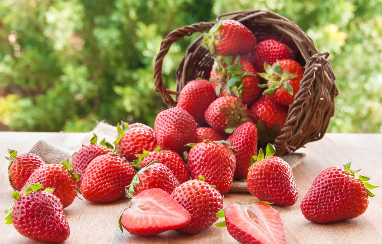 Фото обои ягоды, клубника, россыпь, корзинка