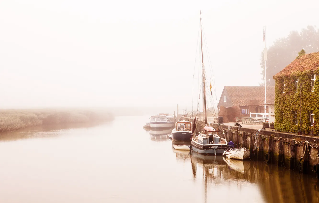 Фото обои туман, река, дома, лодки, утро, причал