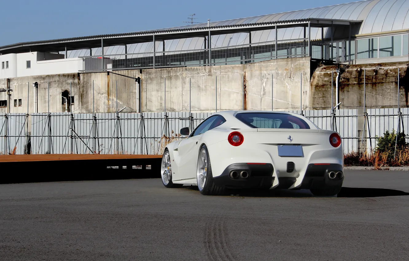 Фото обои асфальт, тень, white, ferrari, феррари, задок, берлинетта, f12 berlinetta