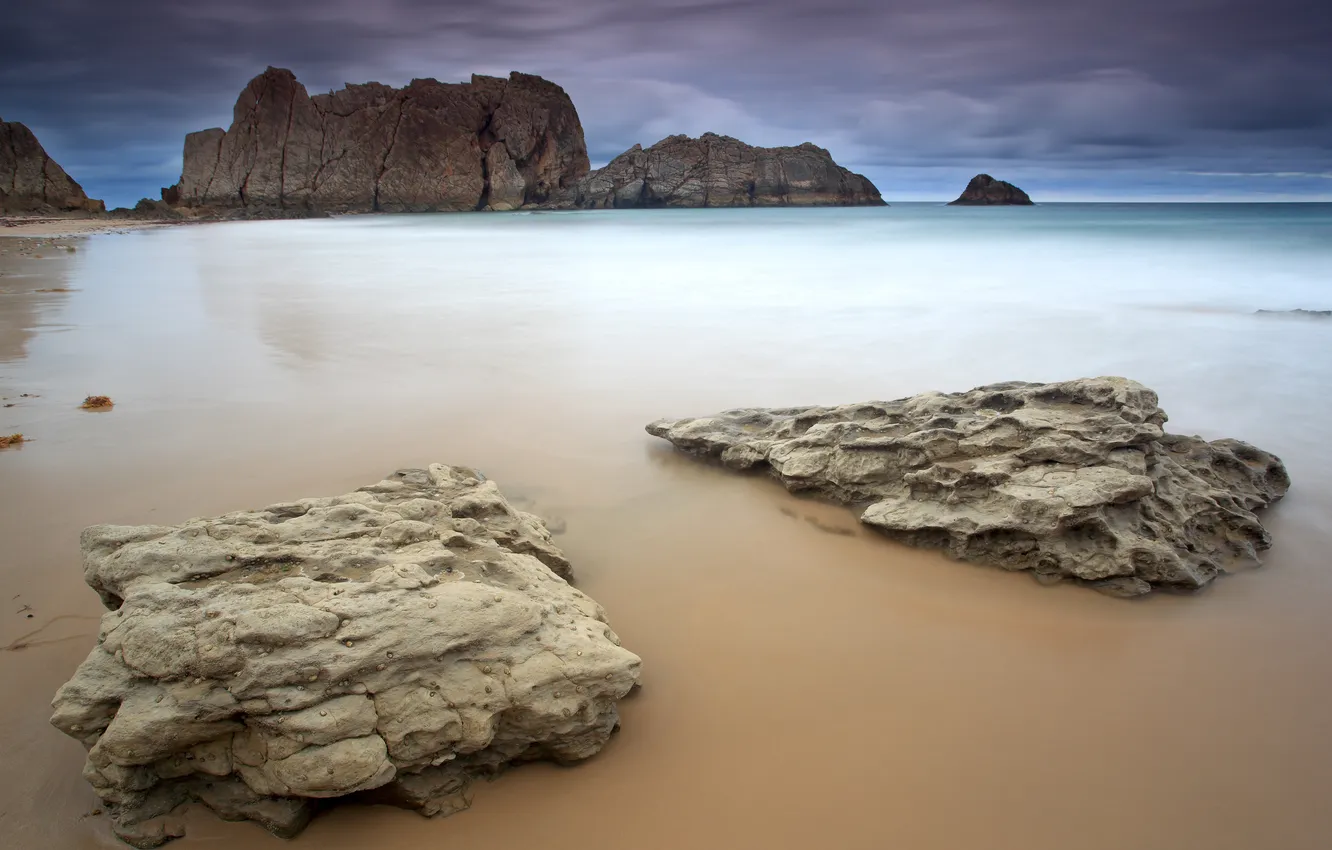 Фото обои море, тучи, камни, скалы, берег, вечер