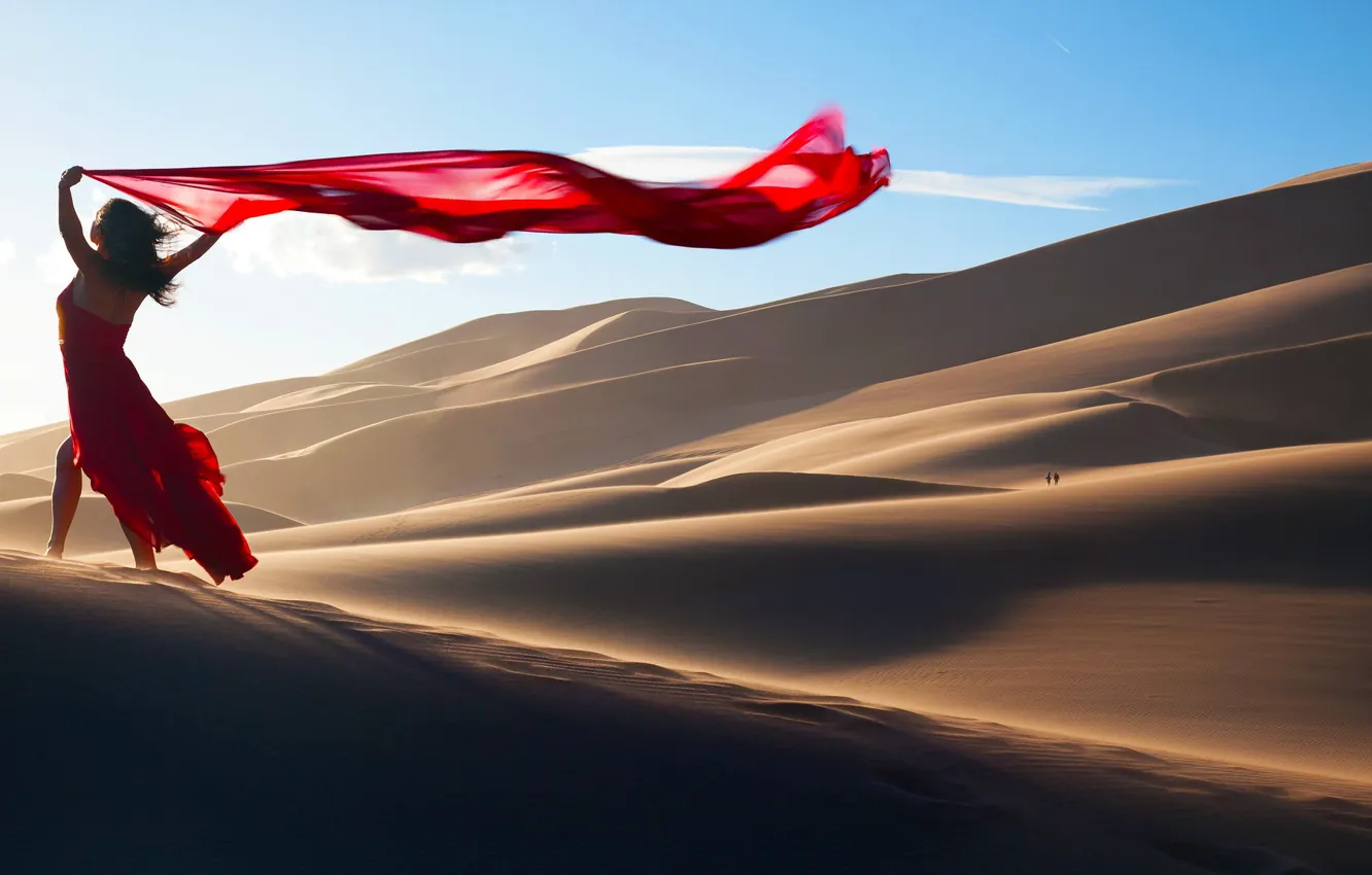 Фото обои песок, девушка, барханы, поза, настроение, пустыня, красное платье