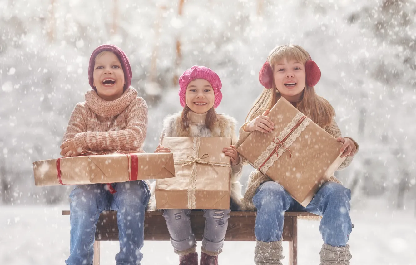 Фото обои зима, снег, дети, праздник, подарки