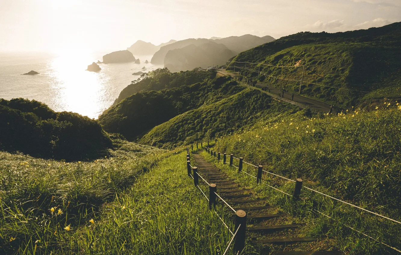 Фото обои море, трава, солнце, горы, холмы, лестница, ступеньки