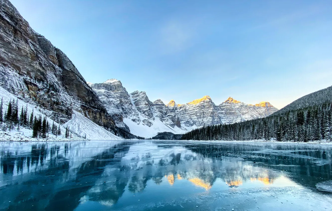 Фото обои небо, вода, снег, горы, озеро, отражение, Канада, forest