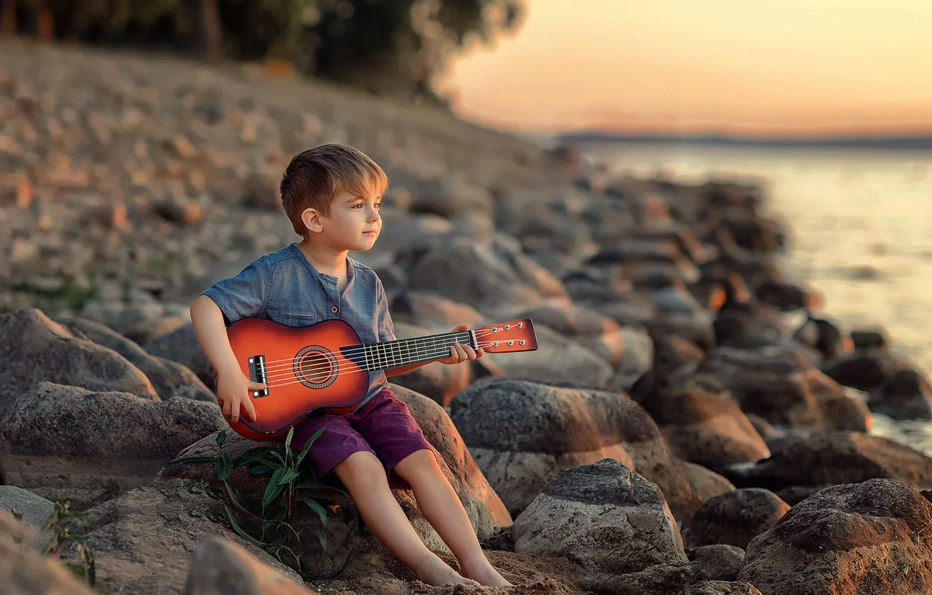 Фото обои природа, камни, берег, гитара, мальчик, гитарист, ребёнок, Виктория Дубровская