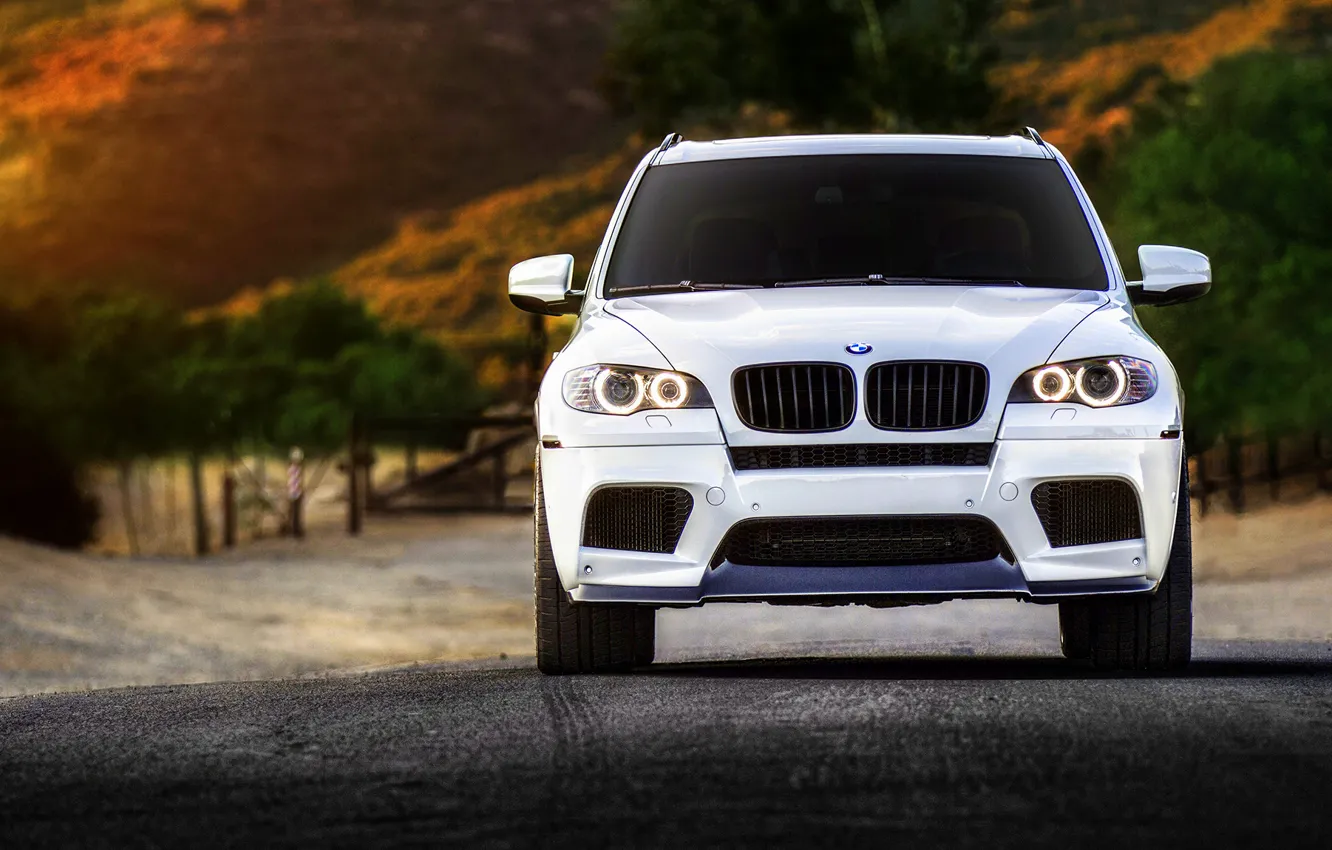Фото обои BMW, white, wheels, tuning, front, X5M