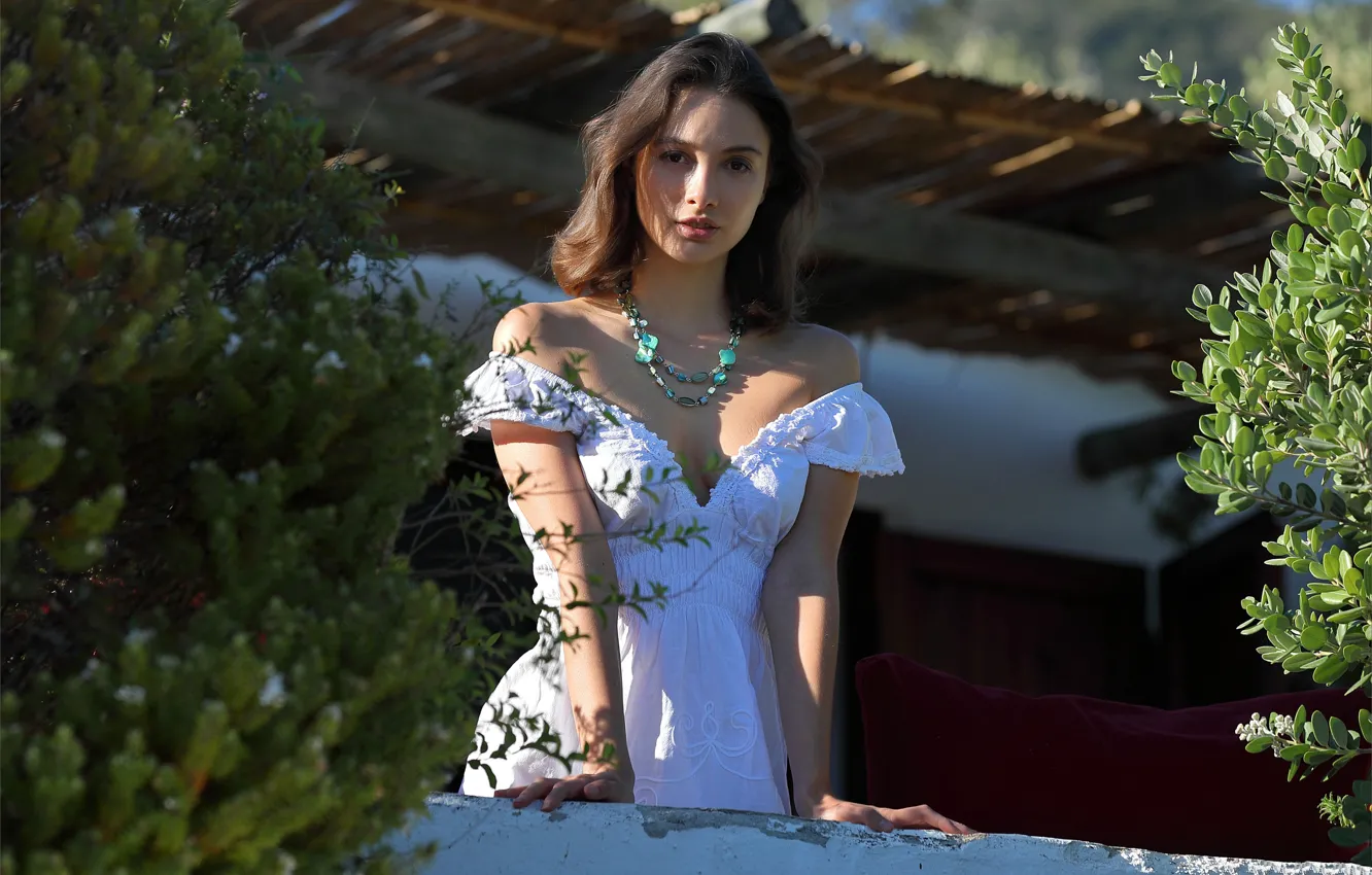 Фото обои cleavage, model, brunette, gorgeous, photoshoot, posing, white dress, beautiful face
