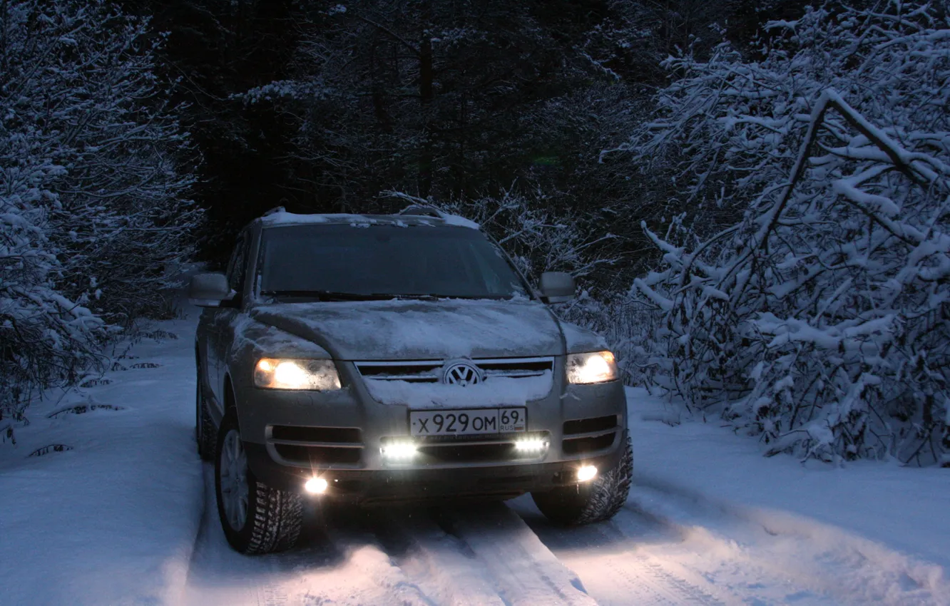 Фото обои зима, лес, снег, машины, фон, обои, прогулка, зимняя дорога