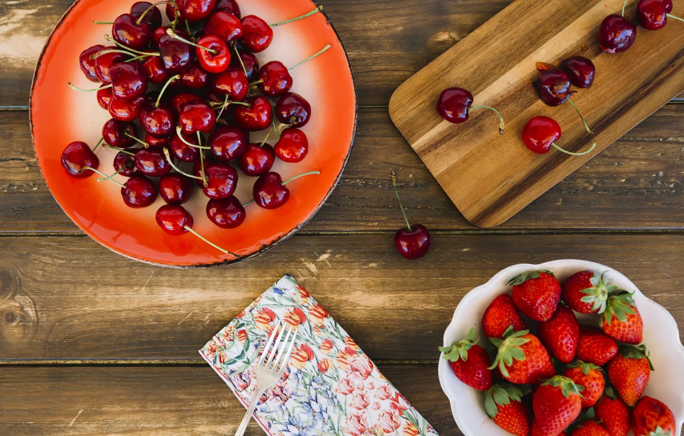 Фото обои ягоды, клубника, fresh, wood, черешня, спелая, cherry, strawberry