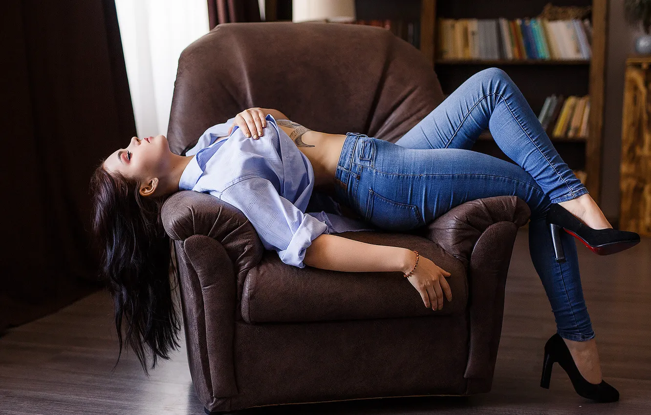 Фото обои девушка, ass, model, tattoo, women, jeans, brunette, armchair