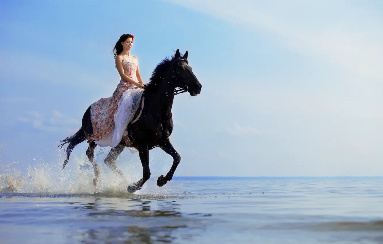 Фото обои море, свобода, девушка, брызги, улыбка, лошадь, шатенка