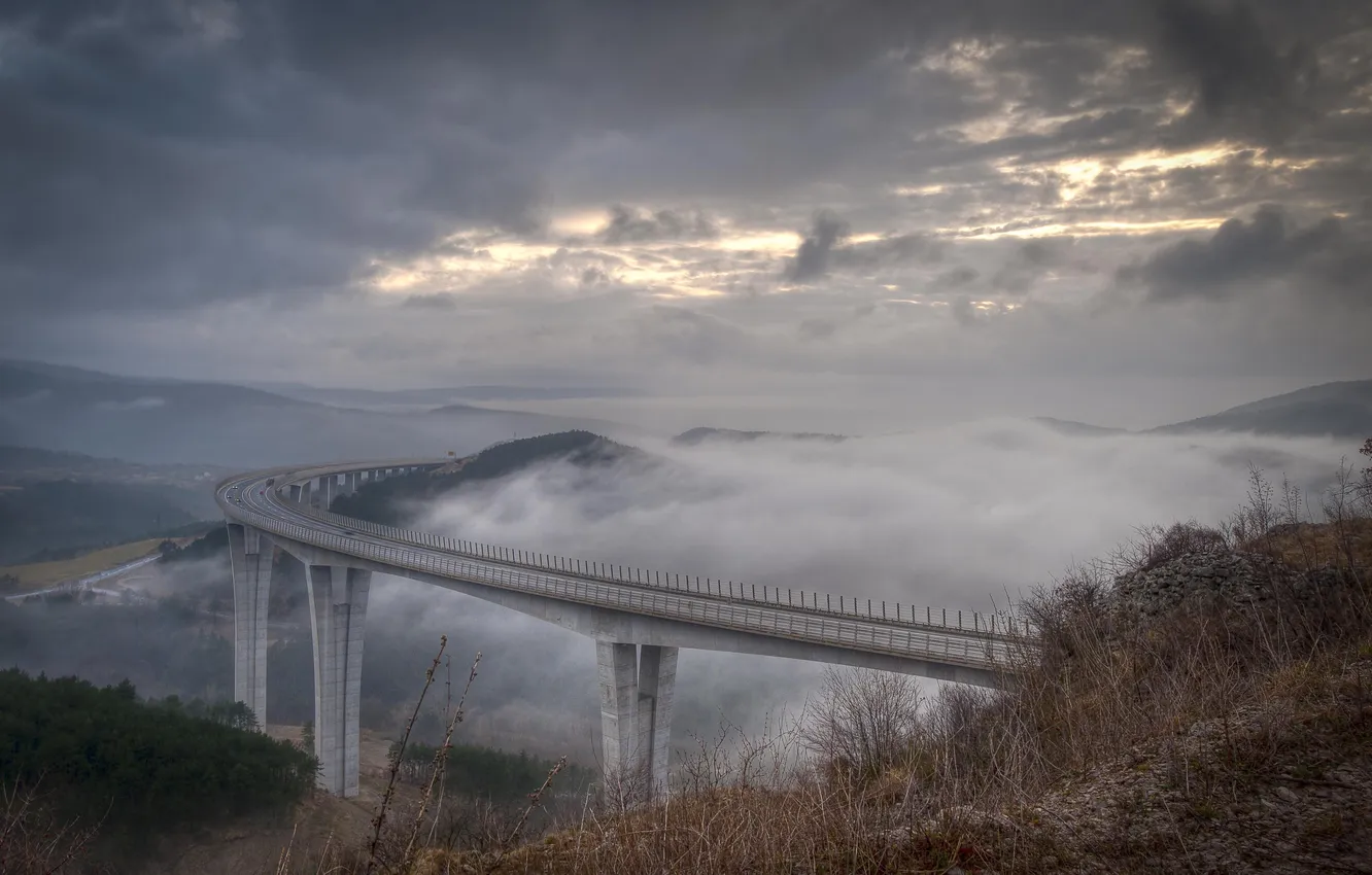Фото обои машины, тучи, мост, туман