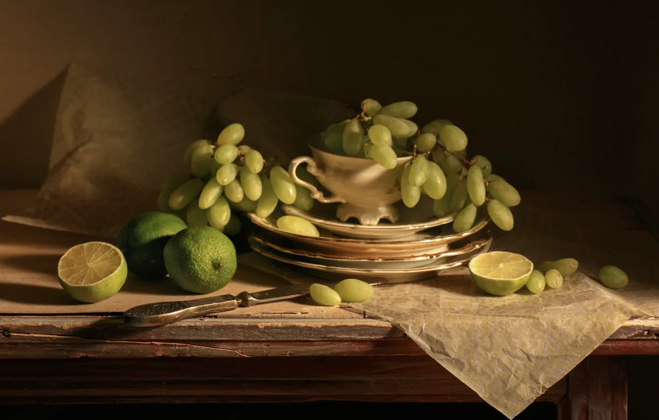 Фото обои темный фон, виноград, нож, тарелки, посуда, лайм, натюрморт, предметы