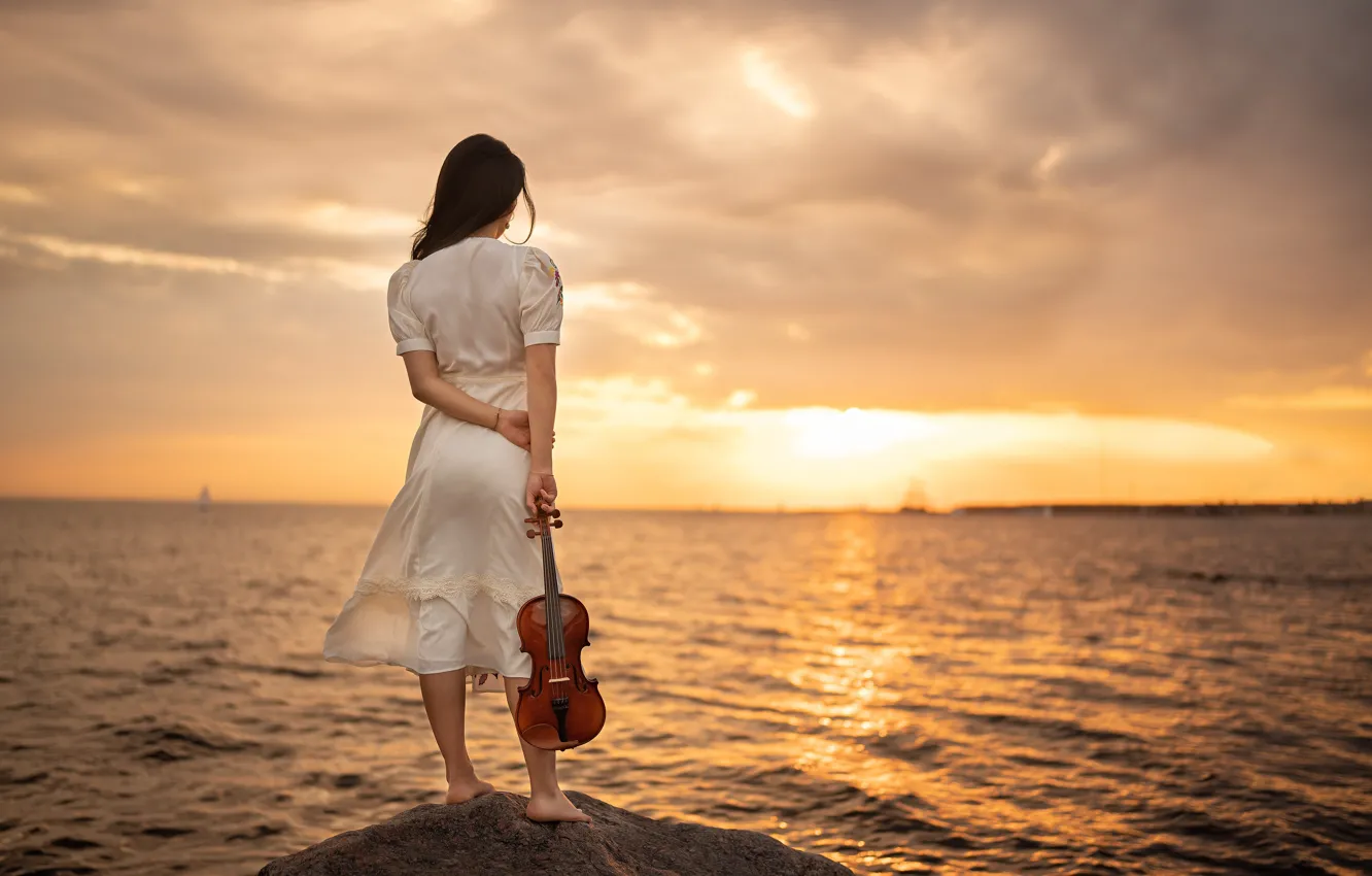Фото обои море, девушка, закат, скрипка, платье