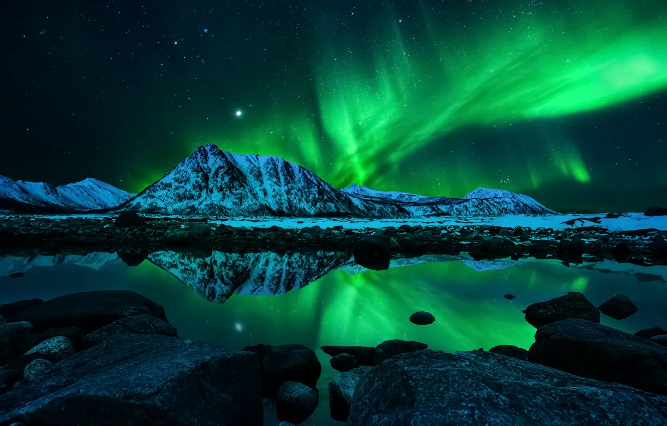 Фото обои небо, звезды, горы, ночь, огни, отражение, северное сияние, Aurora Borealis