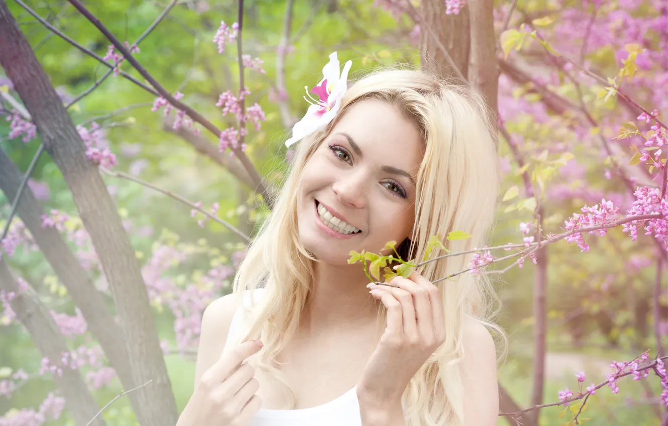 Фото обои девушка, деревья, ветки, улыбка, настроение, весна, блондинка