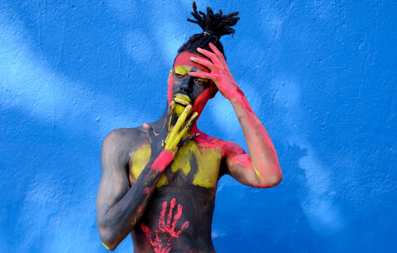 Фото обои поза, прическа, раскраска, жест, голубой фон, blue background, pose, африканец