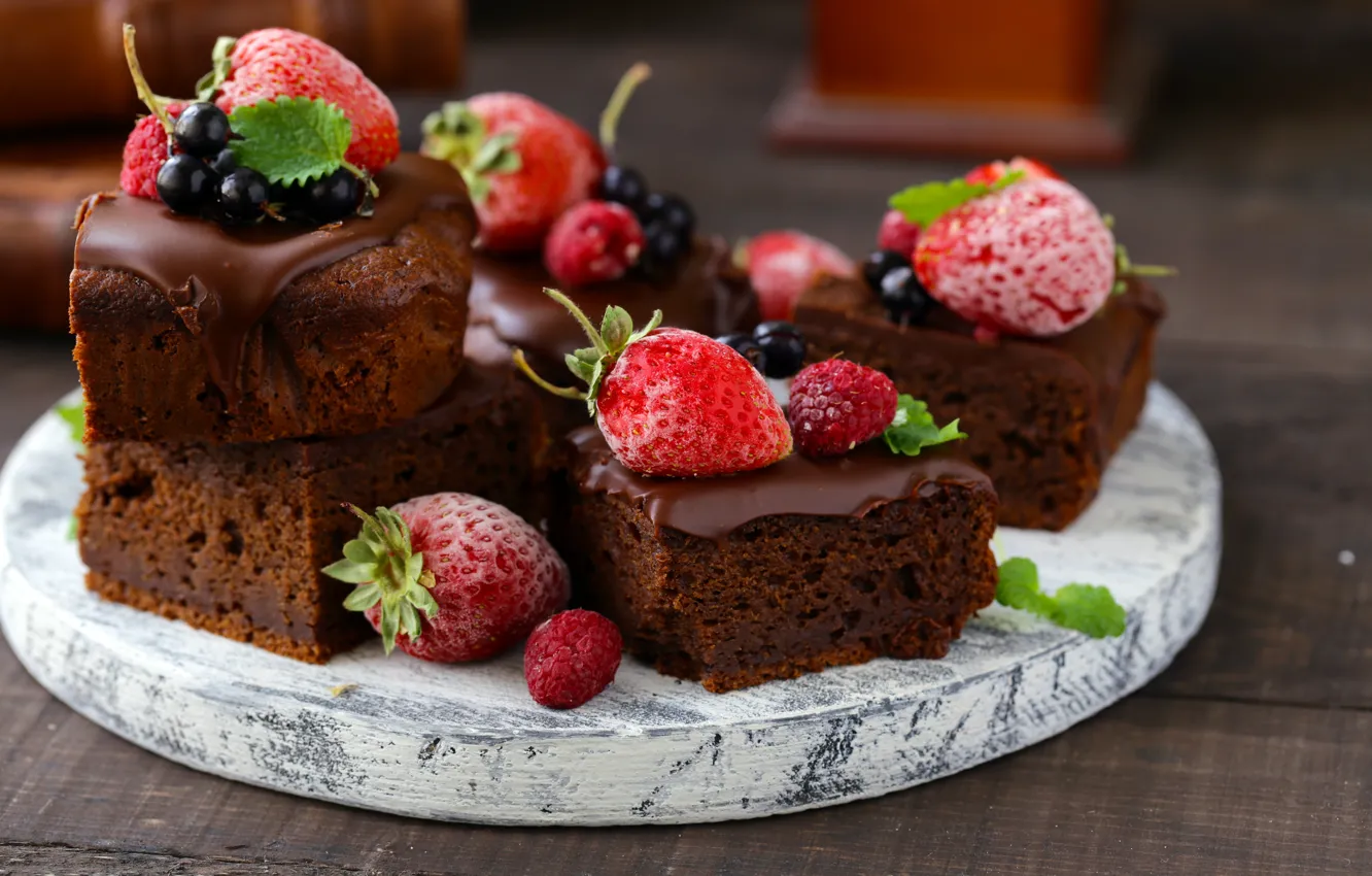 Фото обои ягоды, клубника, пирожное, смородина, шоколадное, бисквит