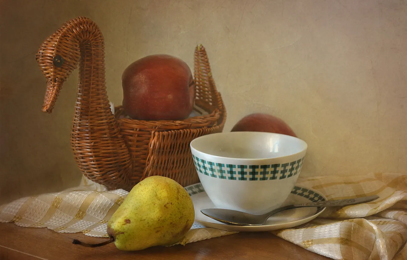 Фото обои стол, яблоко, чашка, посуда, груша, фрукты, натюрморт, скатерть