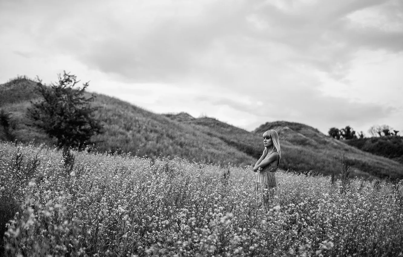 Фото обои поле, девушка, пейзаж, холмы, ч/б, photographer, Martin Brest