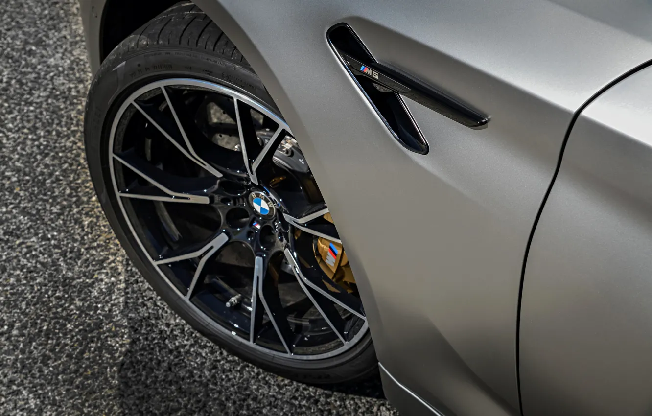 Фото обои асфальт, серый, колесо, BMW, седан, 4x4, 2018, четырёхдверный