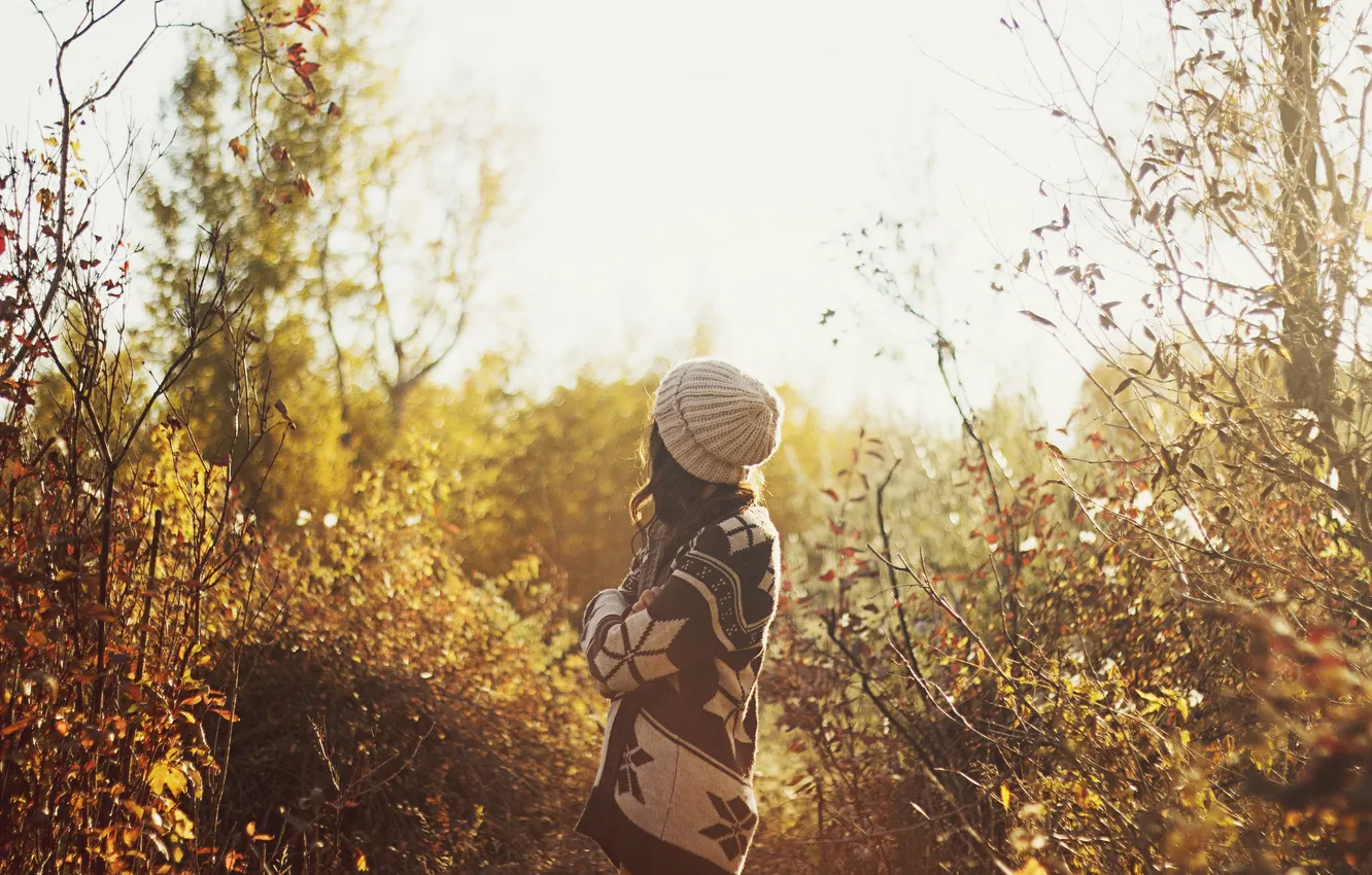 Фото обои осень, листья, девушка, шапка, локоны
