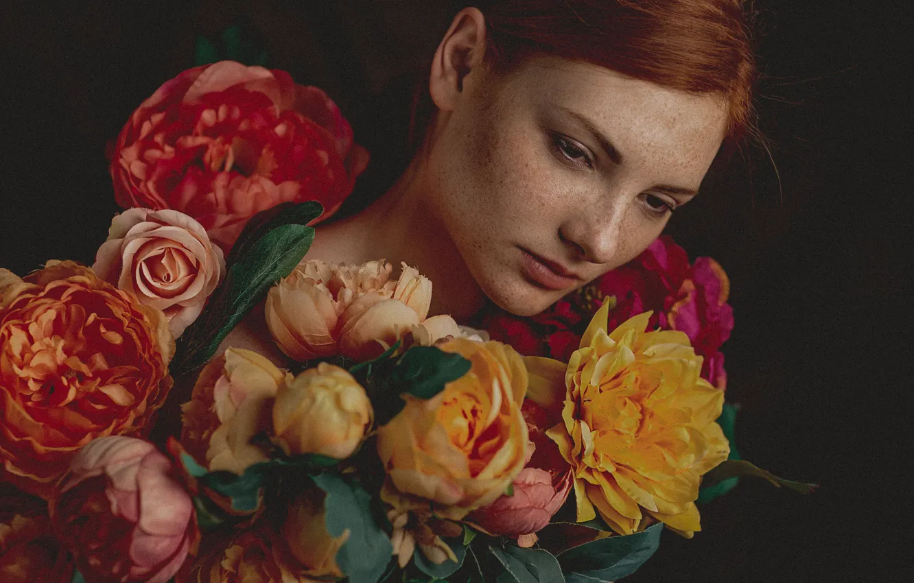 Фото обои девушка, цветы, лицо, портрет, веснушки, рыжая, рыжеволосая, тёмный фон