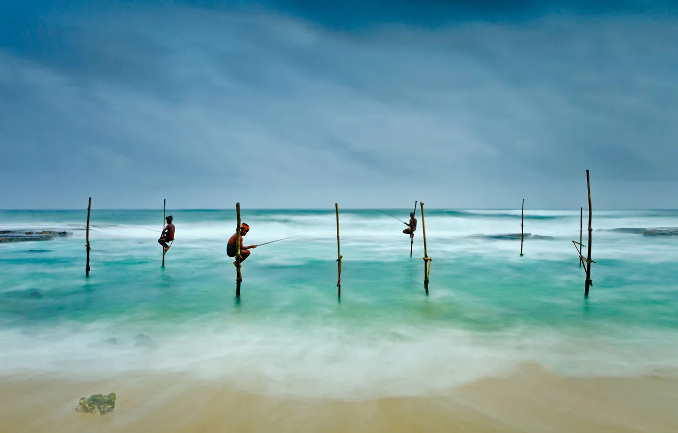 Фото обои море, Шри-Ланка, Коггала, рыбаки на ходулях