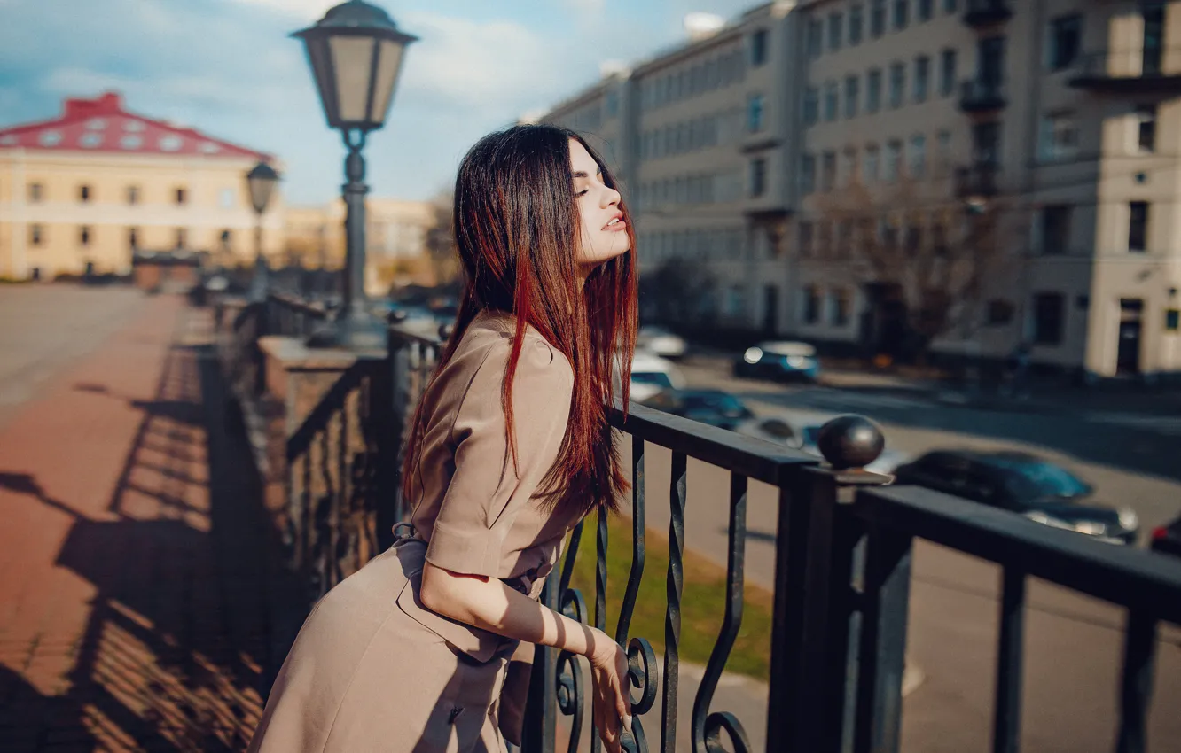 Фото обои дорога, девушка, машины, поза, улица, дома, платье, брюнетка