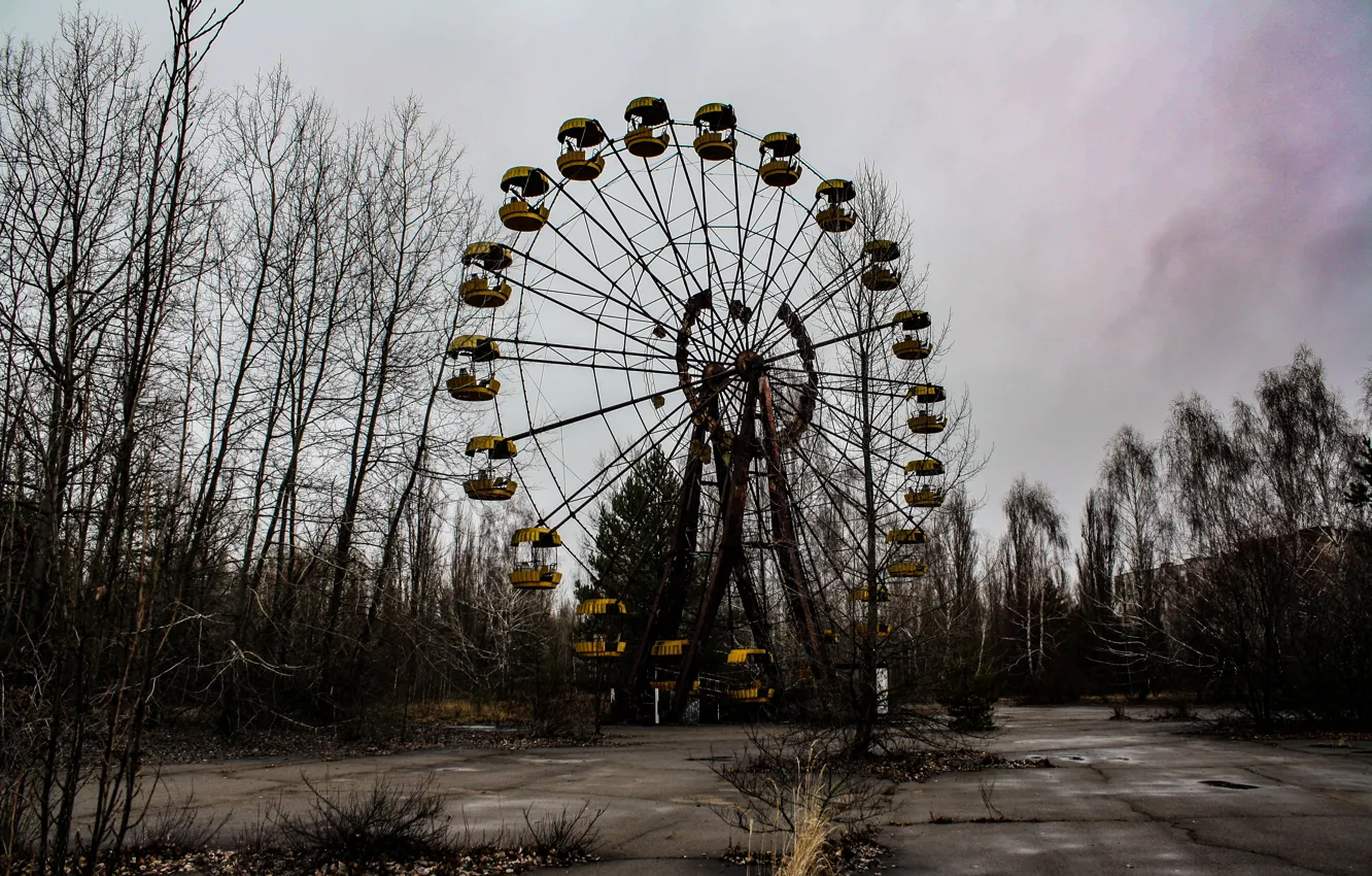 Фото обои небо, деревья, пасмурно, колесо обозрения, Чернобыль, Припять, архитектура, Украина