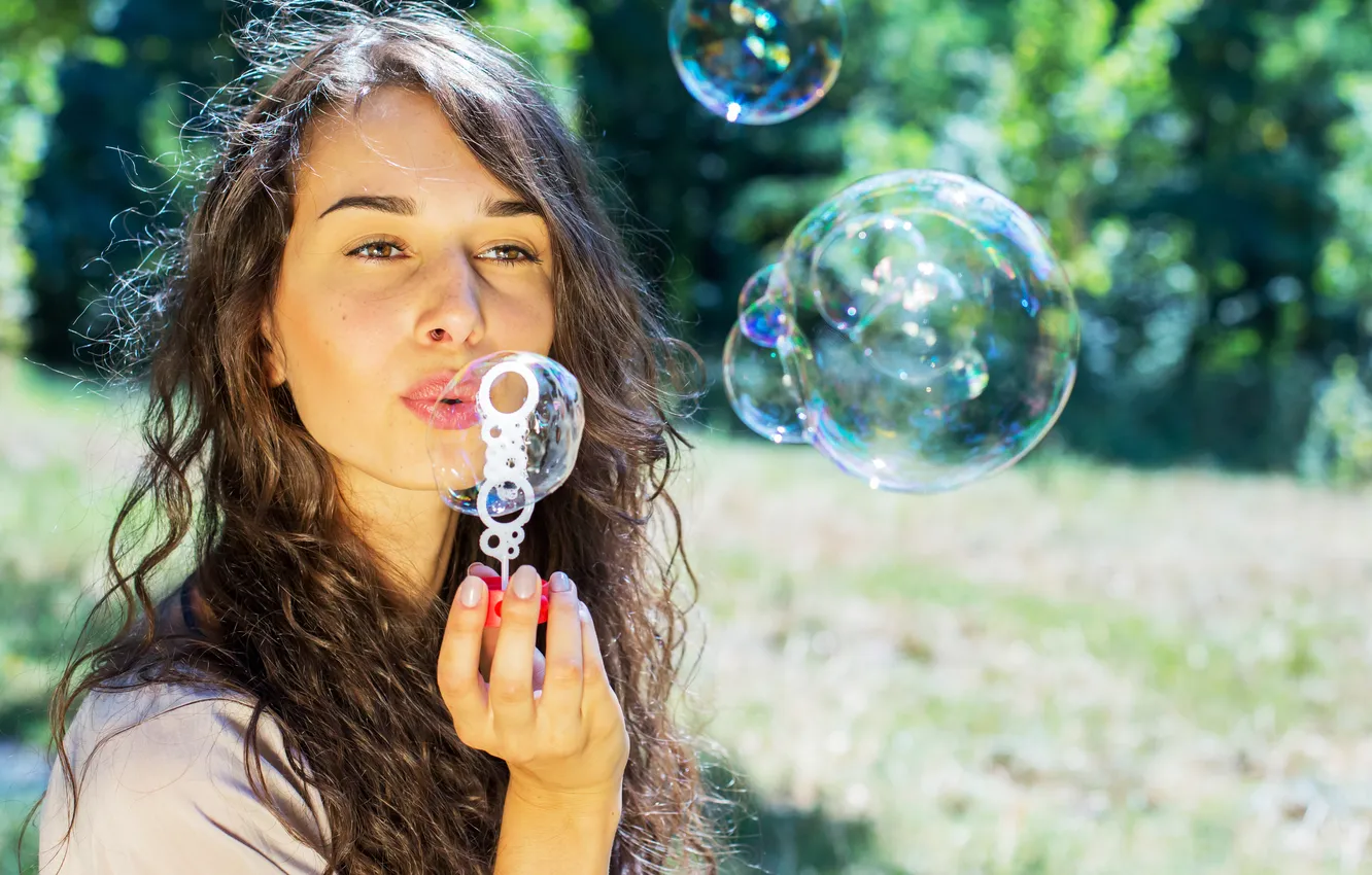 Фото обои девушка, мыльные пузыри, шатенка, кареглазая