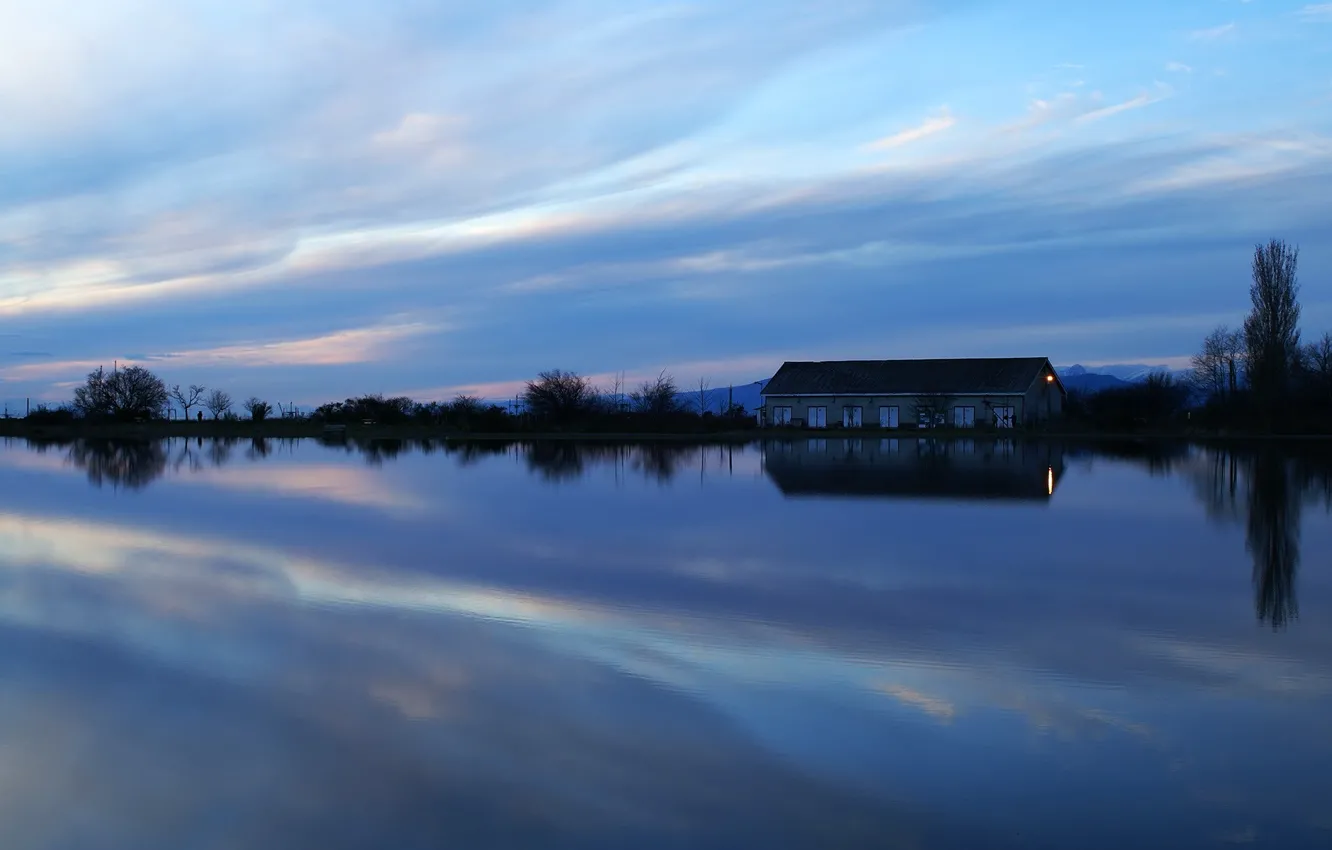 Фото обои озеро, отражение, здание, вечер