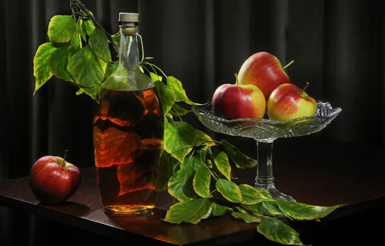 Фото обои листья, яблоки, ветка, сок, ваза, фрукты, столик, бутыль