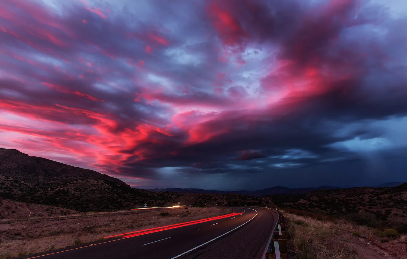 Фото обои дорога, лето, небо, облака, свет, закат, машины, пустыня