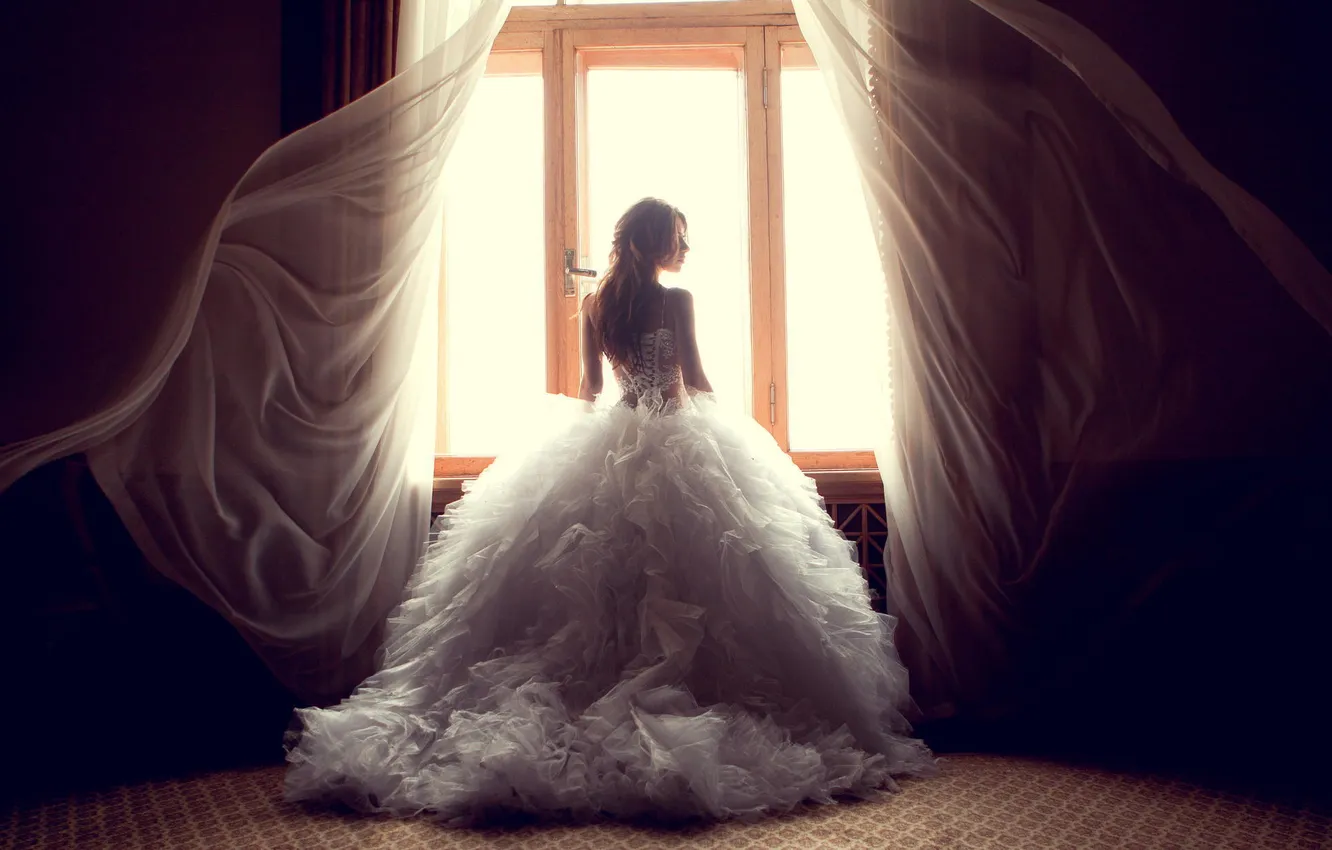 Фото обои свет, поза, Девушка, платье, окно, шторы