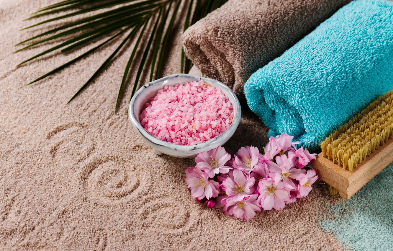 Фото обои песок, цветы, полотенце, щетка, соль