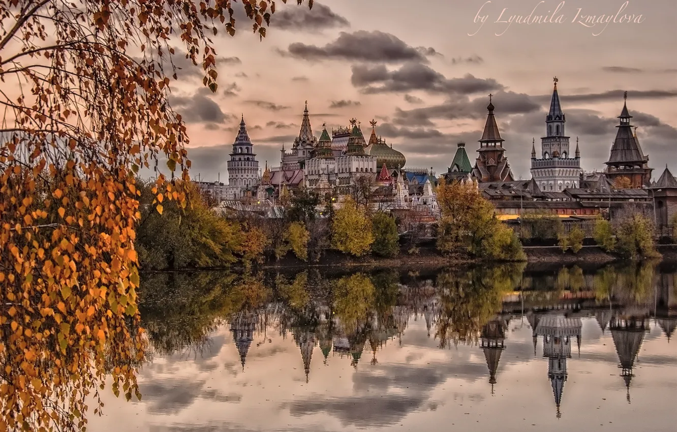 Фото обои осень, вода, деревья, пруд, отражение, Москва, храм, Россия