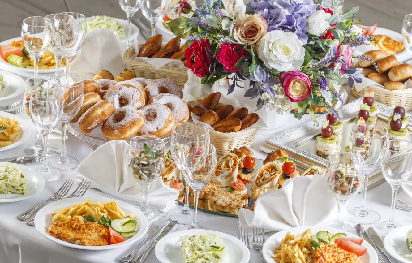 Фото обои цветы, стол, мясо, пончики, картошка, сервировка, ассорти, закуски
