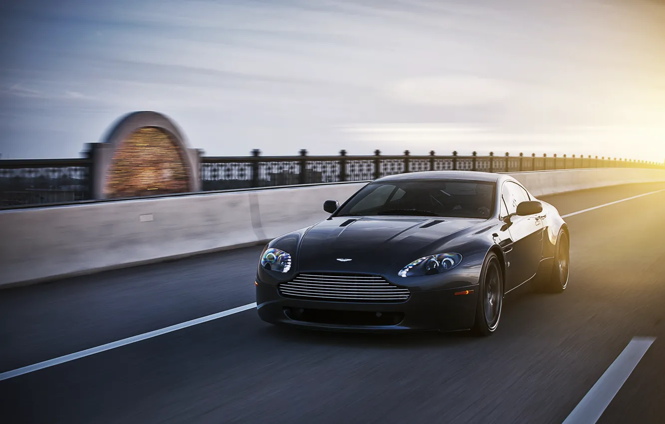 Фото обои солнце, чёрный, Aston Martin, скорость, Vantage, астон мартин, black, блик