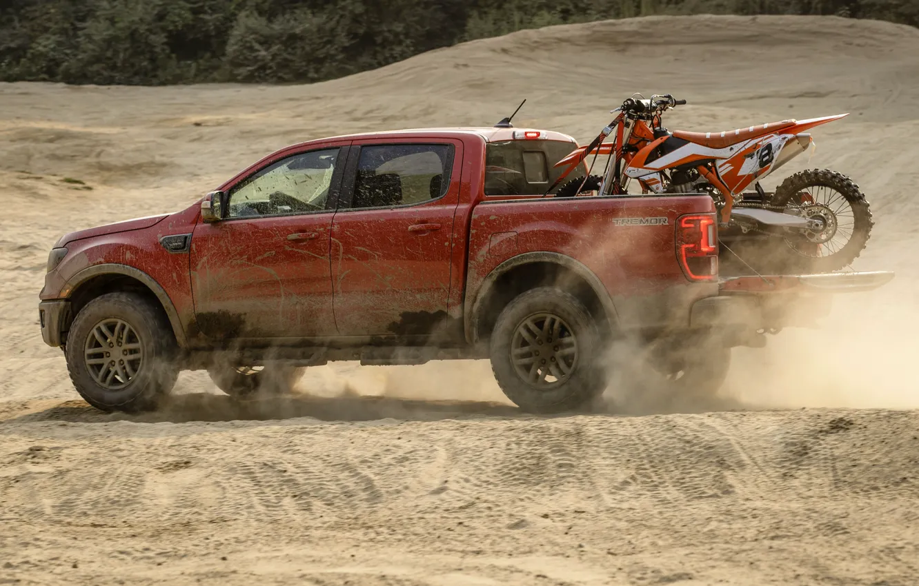 Фото обои песок, Ford, пыль, мотоцикл, вид сбоку, пикап, Ranger, Lariat