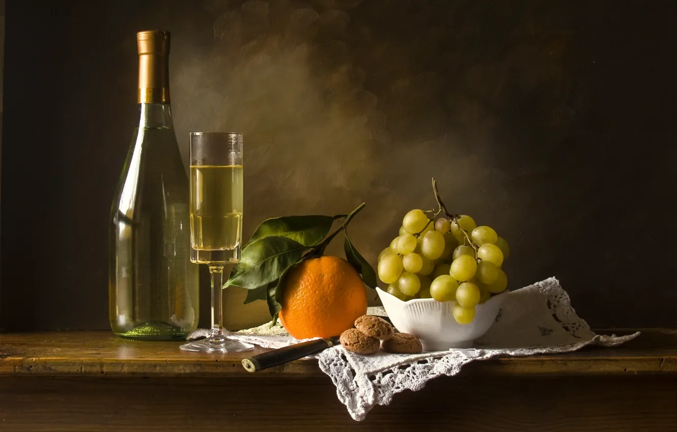 Фото обои вино, бокал, бутылка, апельсин, печенье, виноград, натюрморт