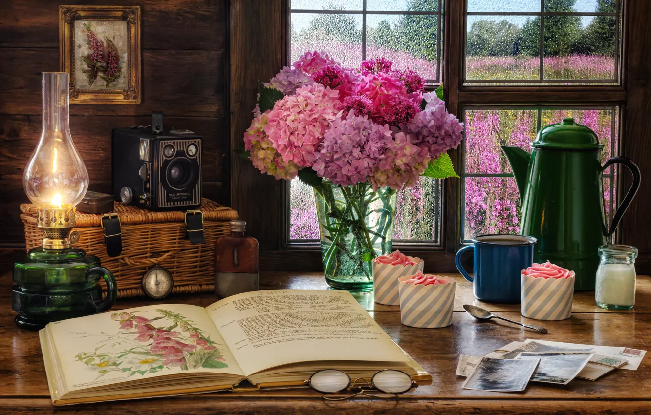 Фото обои цветы, лампа, окно, очки, кружка, книга, натюрморт, десерт