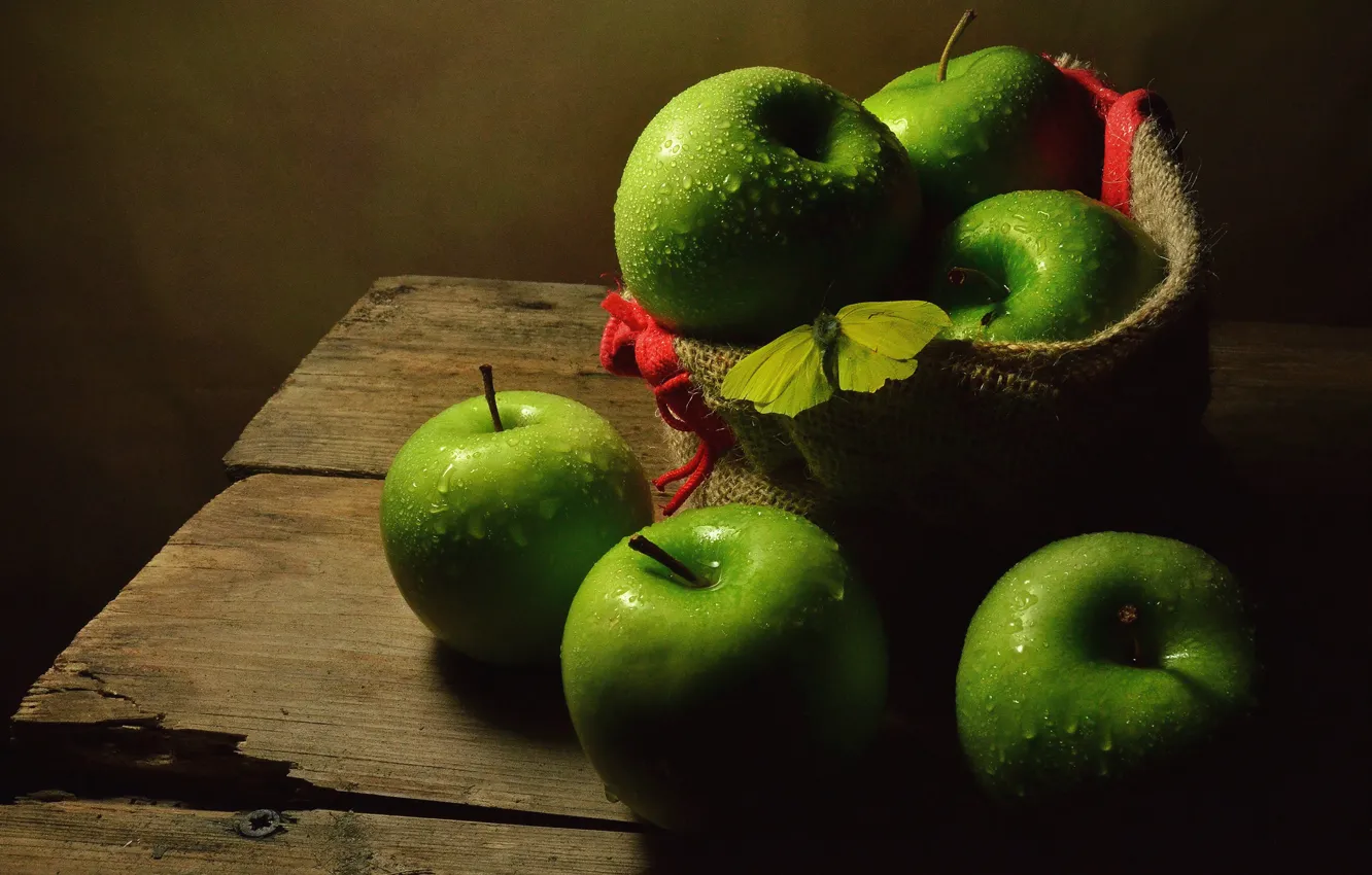 Фото обои капли, темный фон, стол, бабочка, яблоки, доски, еда, зеленые
