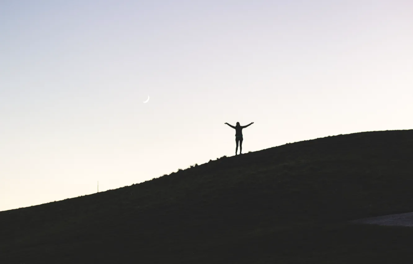 Фото обои girl, moon, hill, silhouette